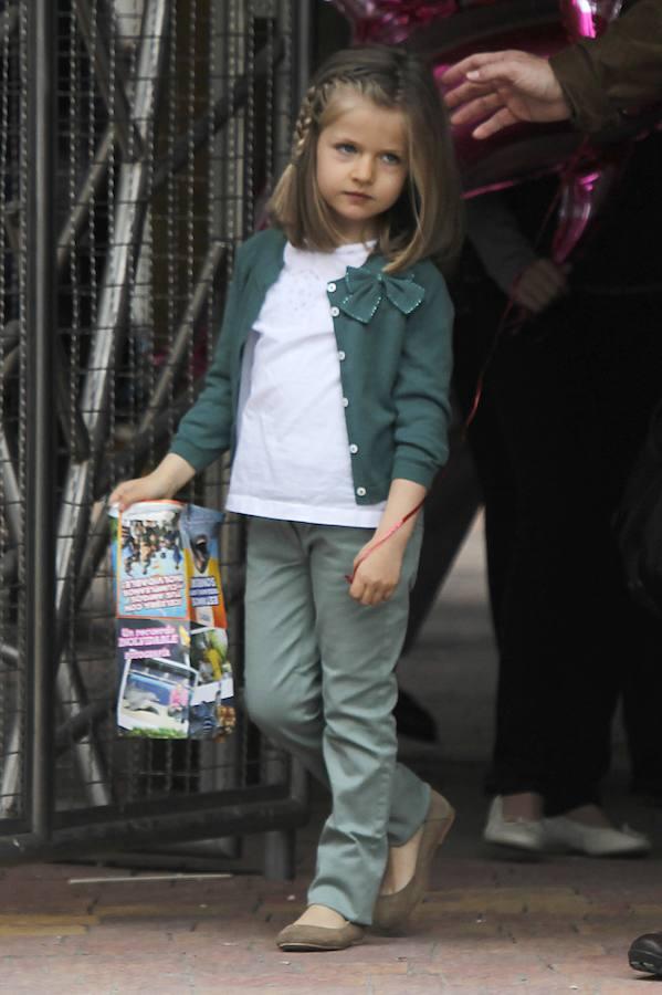 a pequeña Leonor visitó junto a su hermana, don Felipe y la Reina Sofía el Zoológico de Madrid en la primavera de 2011. Y como no quería perderse nada, no se separaba de su mapa...
