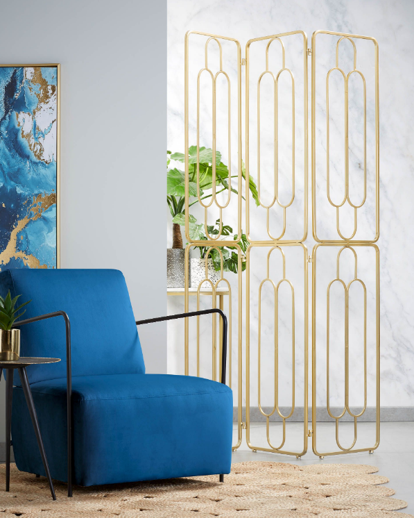 Este biombo en metal dorado es perfecto para separar ambientes en tu salón sin necesidad de hacer tabiques que hagan los espacios más pequeños. Es de Kave Home y cuesta 139 euros.