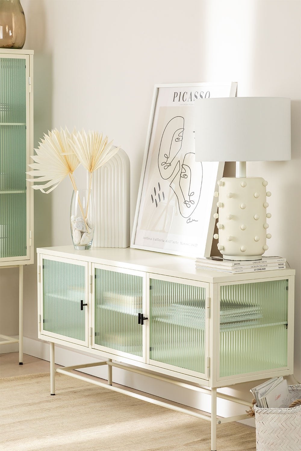 Este original mueble de televisión en vidrio y metal de estilo retro cuesta 239 euros en Sklum.