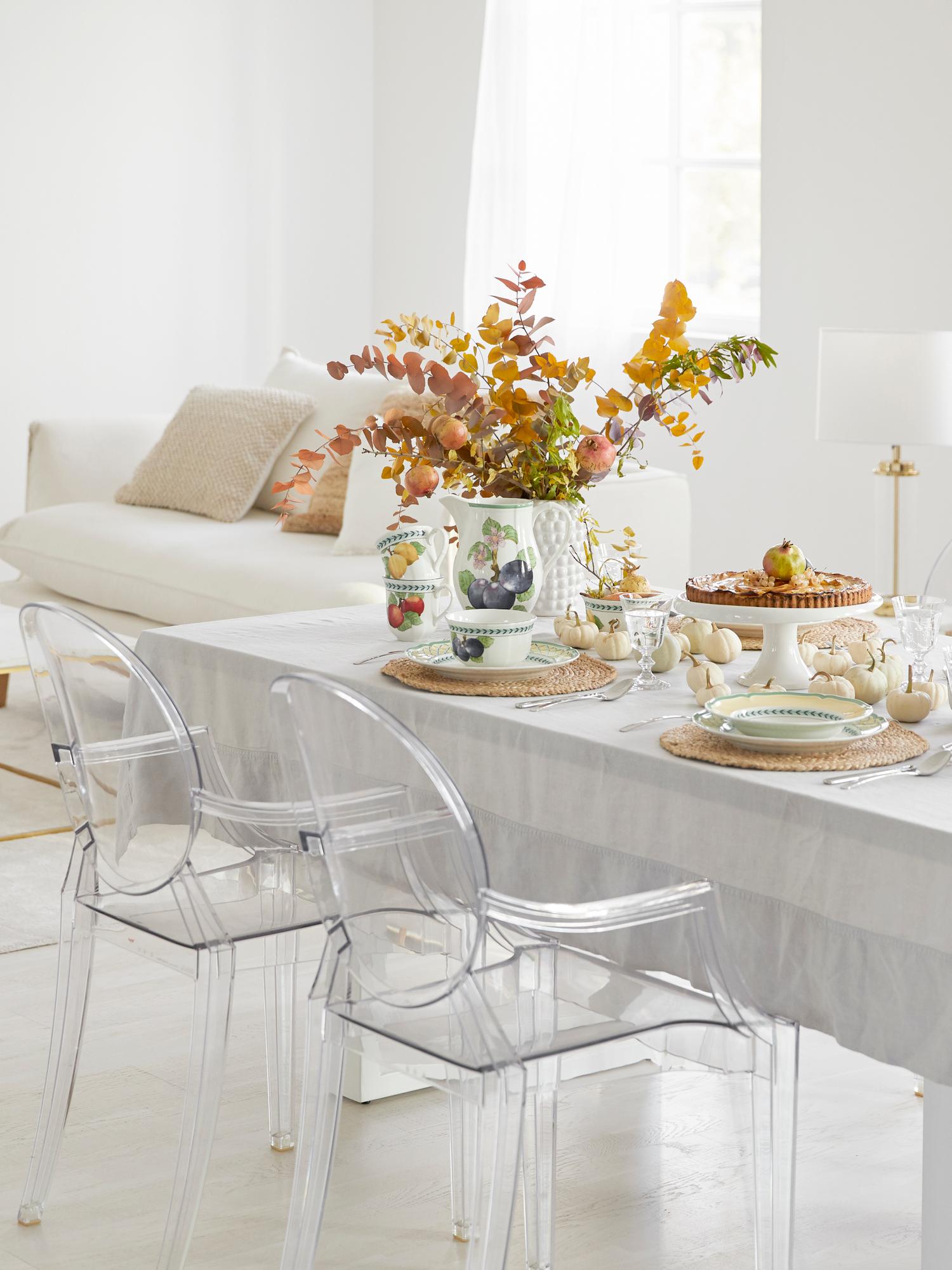 Las sillas Louis Ghost son uno de los modelos más icónicos del diseño de interiores. Su estética retro pero con el punto moderno del PVC transparente hacen que sean perfectas para conseguir que los salones y comedores parezcan más grandes. Estas son de Westwing y cuestan 309 euros.