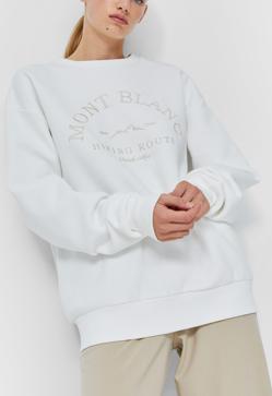 Imagen secundaria 2 - Las sudaderas de Stradivarius que están arrasando por su estilo retro y porque parecen de lujo (y están disponibles en cuatro colores)