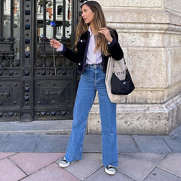 Imagen principal - Comodidad, estilo y elegancia se unen en los looks de Grace Villarreal. Pantalones anchos, chaquetas de tweed, camisas con estampado de cuadros, americanas masculinas y tonos pastel son algunas de sus propuestas para lucir sus zapatillas Converse. 