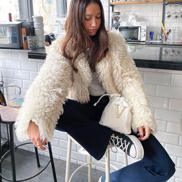 Imagen secundaria 1 - Melissa Villarreal también adora las zapatillas Converse de color negro, pero suele arriesgar un poco más que su hermana Grace. Sus propuestas incluyen blusas blancas románticas, monos vaqueros y abrigos cortos de pelo. 