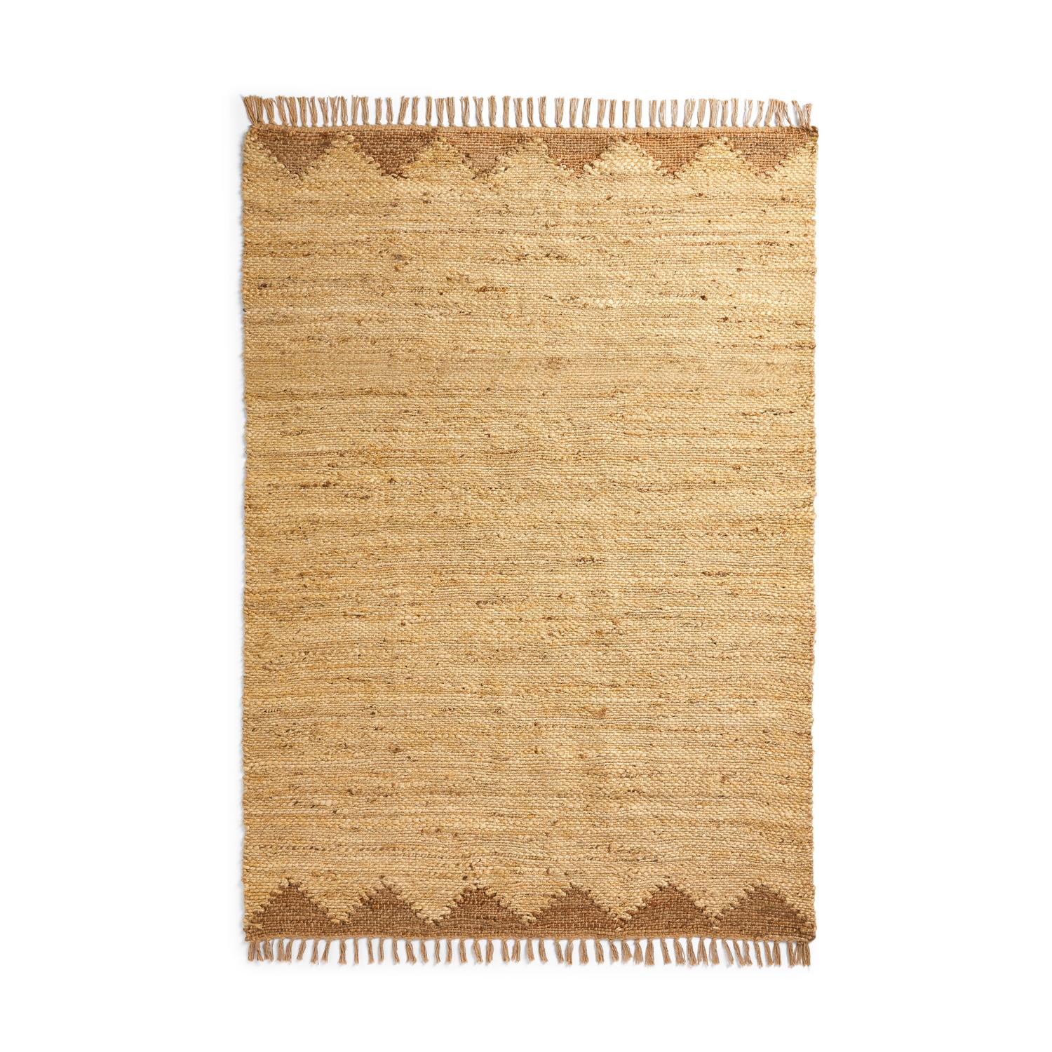 El yute es otro de los materiales estrella entre las últimas tendencias deco, y esta alfombra de estilo 'rustic chic', la pieza que le falta a tu salón para elevar su calidez. Cuesta 60 euros.