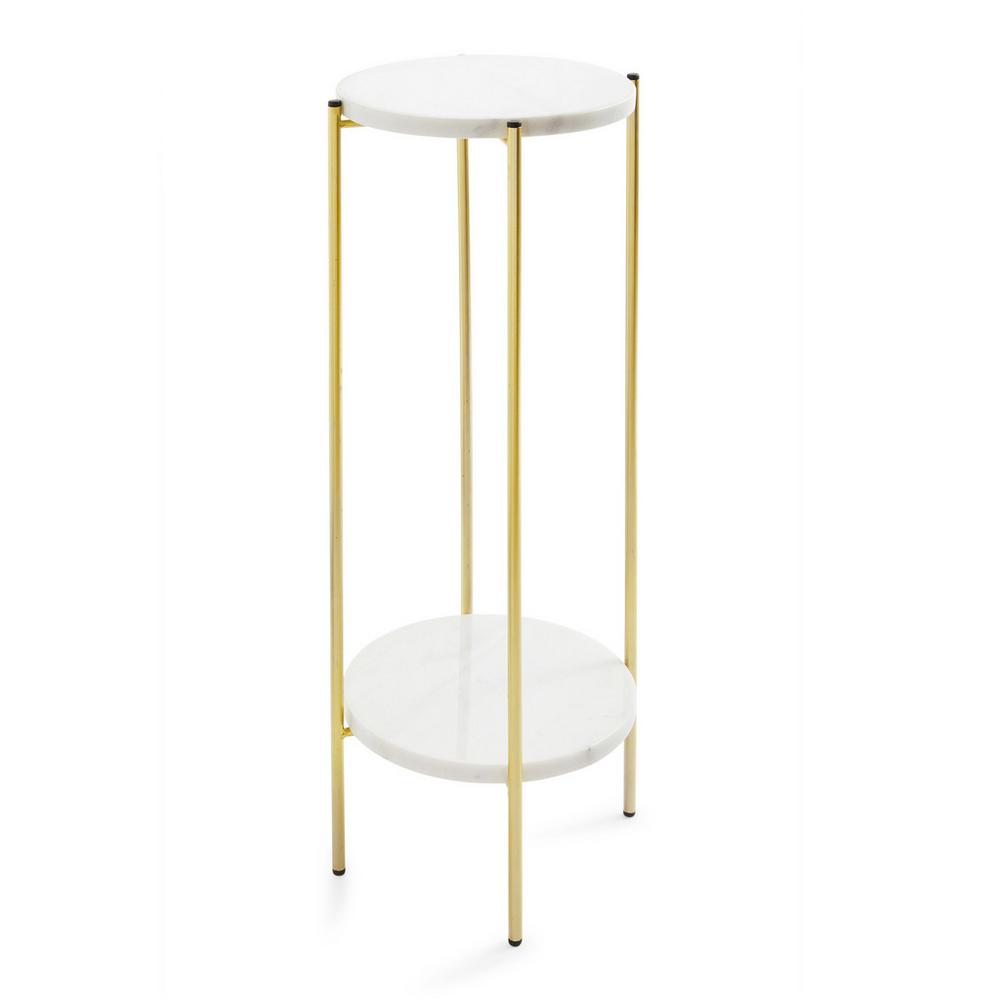 Esta elegante mesa auxiliar en metal dorado y mármol blanco es perfecta para poner una planta, fotos o un punto de luz indirecta en nuestro salón o comedor. Cuesta 30 euros en Primark Home.