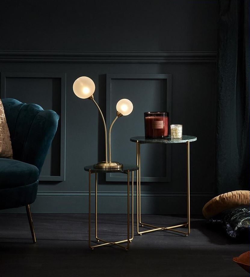 Nadie podrá creer que este conjunto de mesas auxiliares en dorado y mármol verde cuesta 50 euros en Primark Home. Sin duda, es el detalle de lujo que necesita tu salón para parecer una casa de revista.