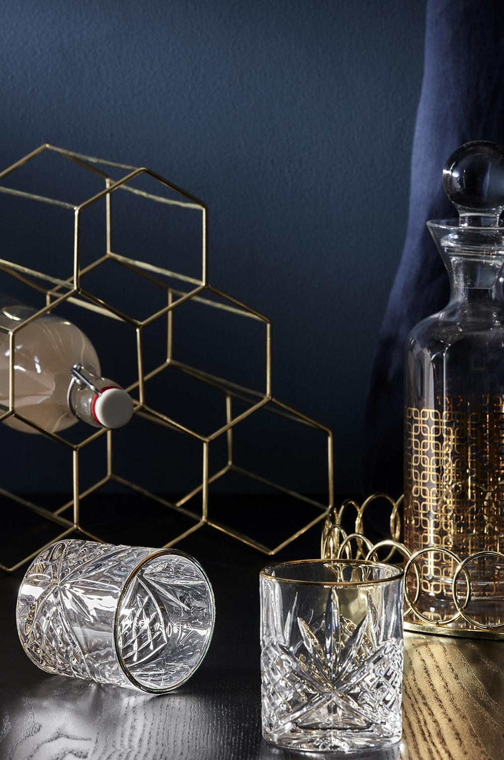 Este elegante botellero dorado de silueta geométrica pondrá una nota muy sofisticada y glamourosa a tu mueble bar. Cuesta solo 9 euros, aunque no te lo creas.