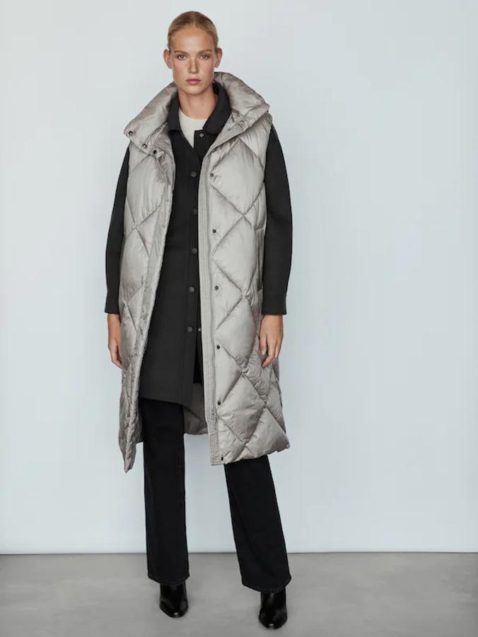 Confeccionado en poliamida reciclada, este chaleco acolchado de Massimo Dutti con capucha extraíble y cuello alto abotonado viene con bolsillos laterales y cierre frontal de cremallera oculta por tapeta con botones. Disponible en verde oscuro y gris, cuesta 89,95 euros y está disponible en las tallas S, M y L. 