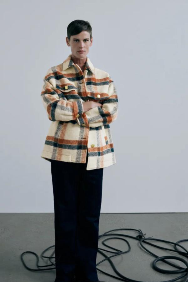 Disponible con estampado de cuadros en azul, en naranja o en crudo, esta sobrecamisa premium de Zara con cuello solapa y bolsillos de plastrón en la pechera con solapa viene con cierre frontal de botones a contraste en dorado o en negro y cuesta 49,95 euros. Está disponible entre las tallas XS y XXL. 