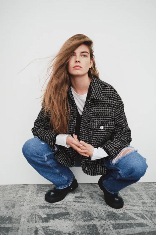 Con cuello de solapa y mangas largas, esta sobrecamisa negra con estampado de cuadros blancos de Zara viene con bolsillos delanteros de plastrón con solapa y detalle de acabados desflecados. Tiene cierre frontal de botones metálicos, cuesta 39,95 euros y está disponible en las tallas XS, M y L. 