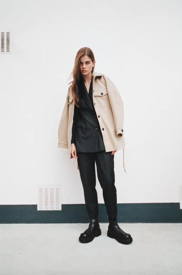 Disponible en beige o en gris, esta sobrecamisa de cuello solapa con mangas largas acabadas en puño viene con cinturón a tono y bolsillos de plastrón con solapa en delantero. Tiene bolsillos laterales, cierre frontal con botones y cuesta 39,95 euros. Está disponible entre las tallas XS y XXL. 