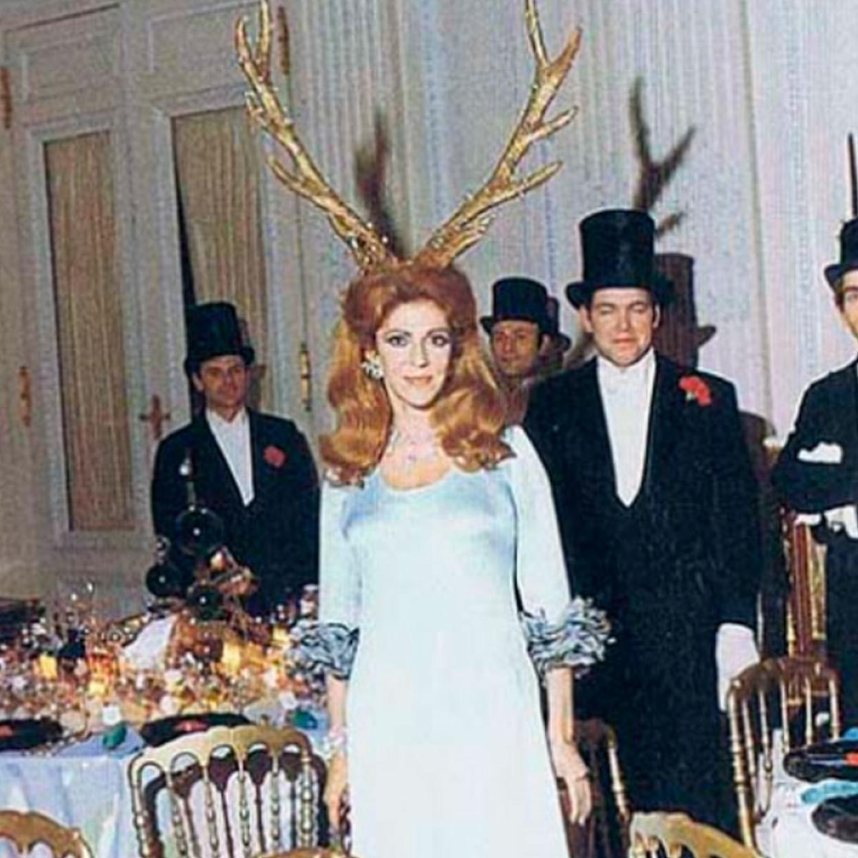 La baronesa Marie-Hélène de Rothschild con cuernos de ciervo en la cabeza.