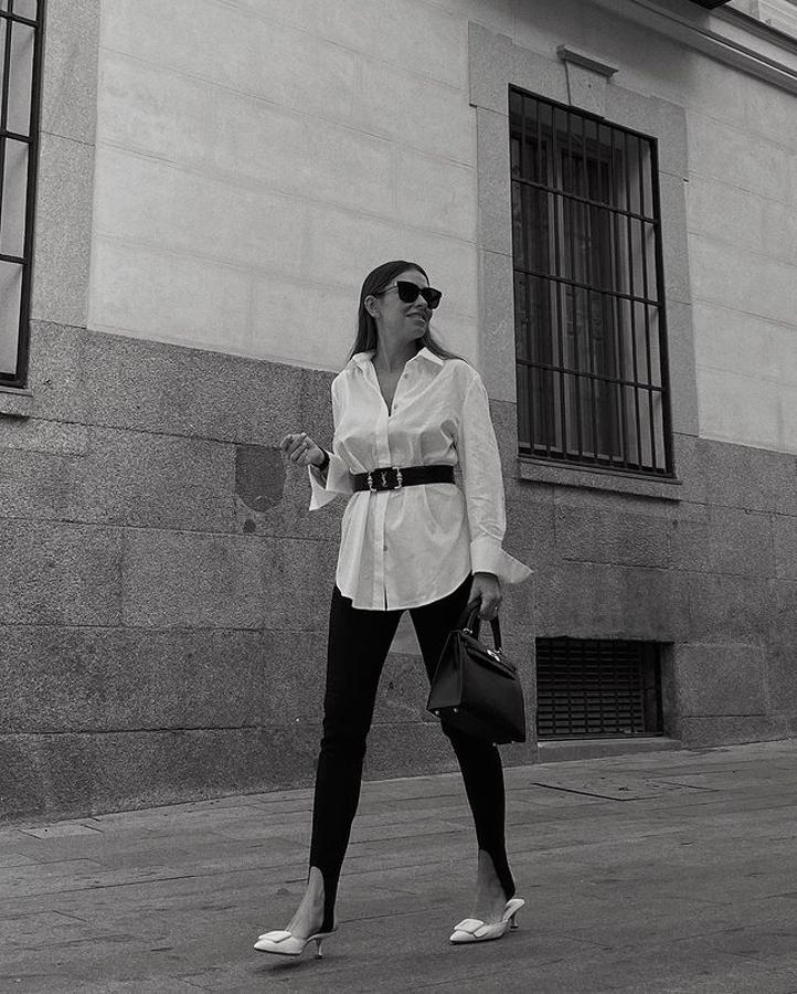 Marta Carriedo ha encontrado la idea más estilizadora sin tener que recurrir a prendas ajustadas. ¿El truco? Combinarlos con una camisa ancha y larga y ajustarla a la cintura con un cinturón.