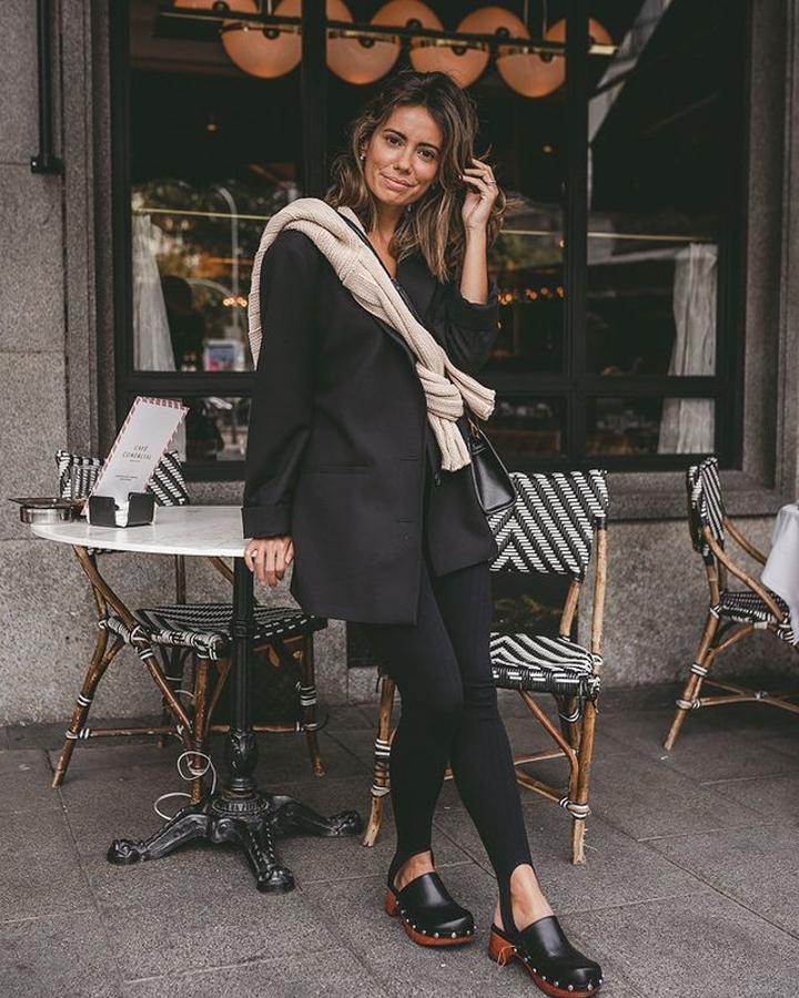 ¿Qué mejor forma para combinar los leggins fuseau que con un accesorio súper tendencia? Sheila Conde ha probado con unos zuecos y una blazer oversized y ha conseguido este lookazo.