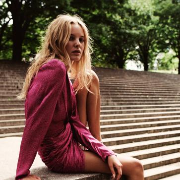 Imagen secundaria 1 - 1. Vestido cruzado de color verde de Zara (29,99 euros). 2. Mini vestdio drapeado con estampado jacquard de Zara (29,99 euros). 3. Vestido crizado con botones en color rosa de Zara (39,99 euros)