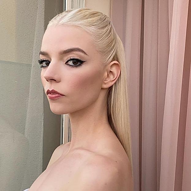Los looks de belleza más bonitos e inspiradores de Anya Taylor Joy que le vas a querer copiar para ser la invitada perfecta esta temporada