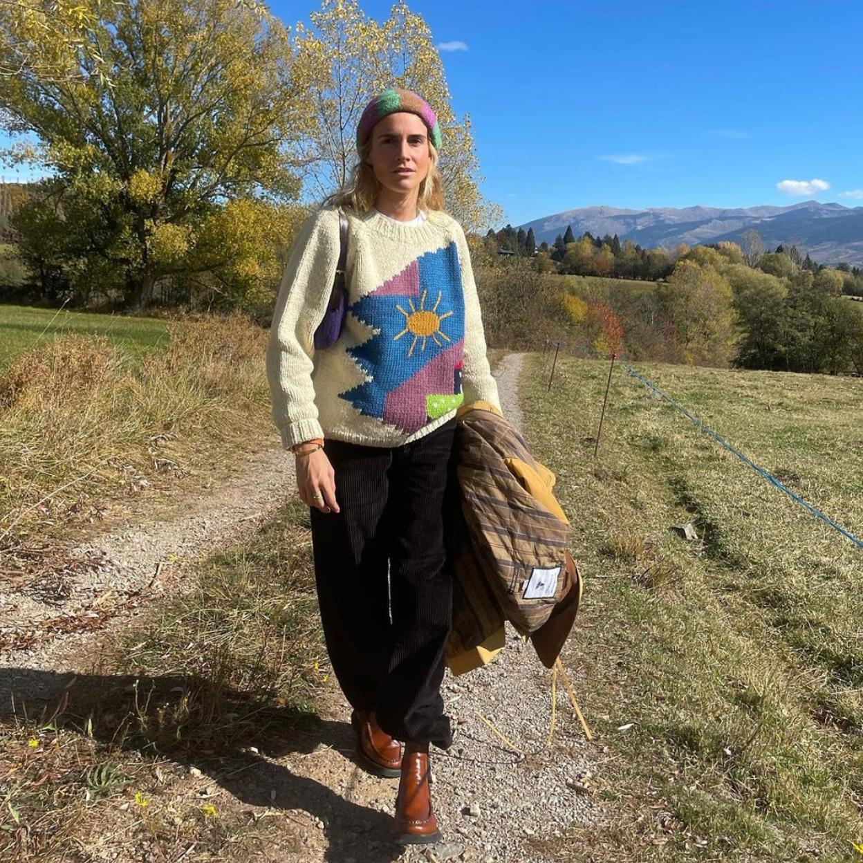 Pincha en la foto para ver cómo el punto vuelve y Zara y Mango tienen los looks de entretiempo con jerséis y chaquetas de nueva colección para arrasar. 