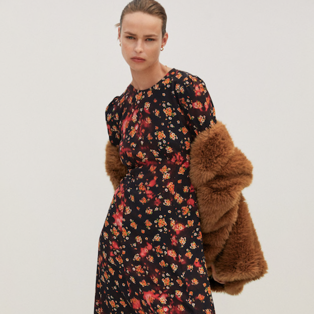 Pincha en la foto para ver los 13 vestidos con estampado floral que triunfan este otoño y que no te puedes perder. 