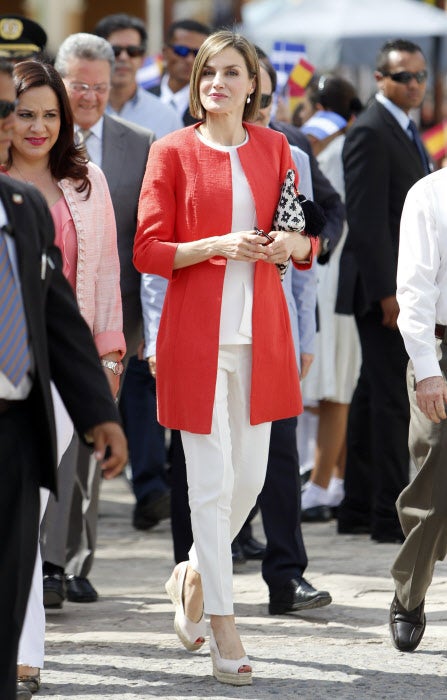 Honduras fue el primer destino de cooperación al que doña Letizia viajó en solitario como Reina. En aquel momento, los chalecos de la AECID y las botas de cordones eran casi impensables en la maleta de doña Letizia, que apostó por estilismos casual chic...