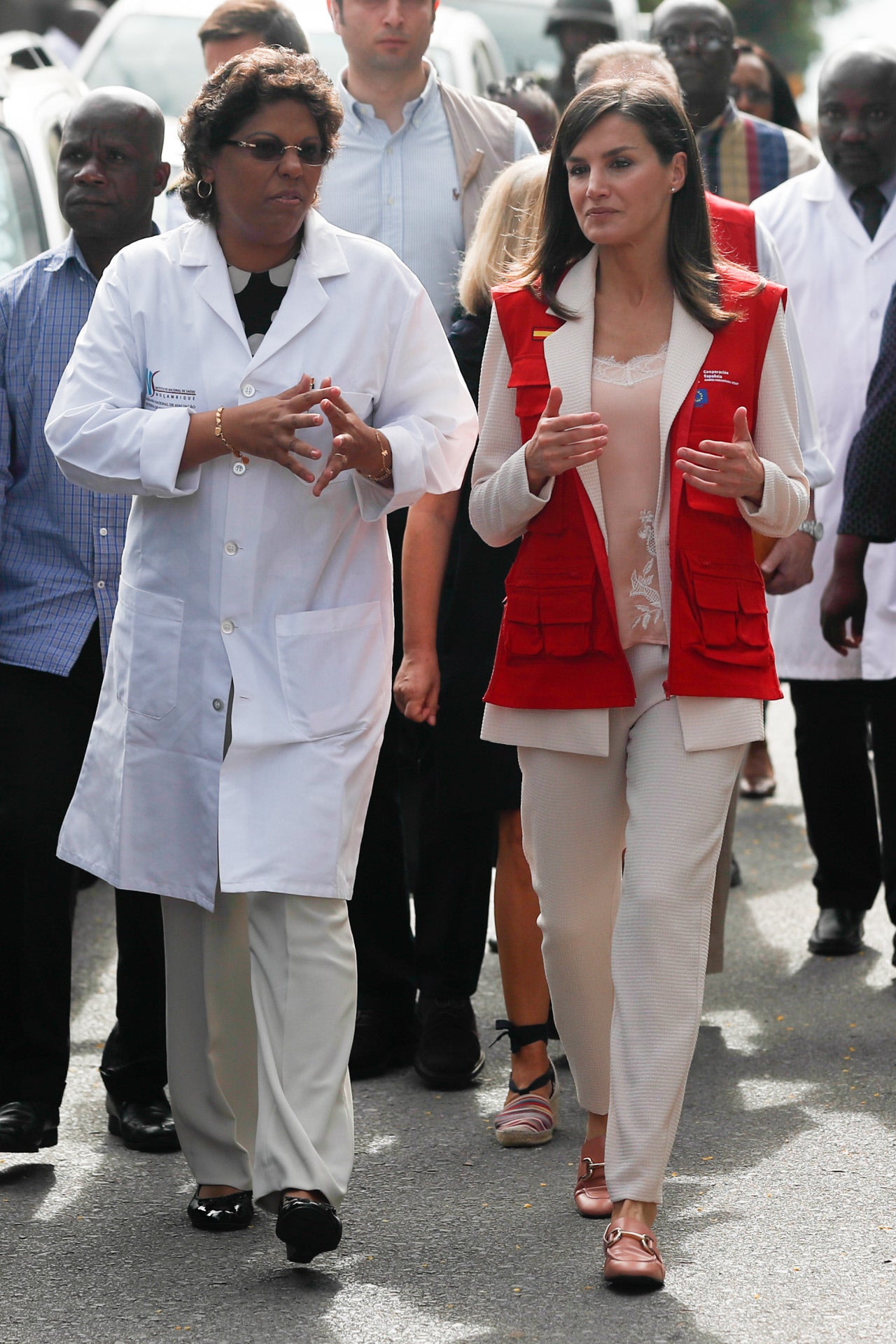 El chaleco rojo se convirtió desde este momento en un imprescindible de la Reina en sus viajes de cooperación, incluso acompañando a looks más 'working girl', como este que lució en Mozambique con traje sastre rosa empolvado y mocasines.