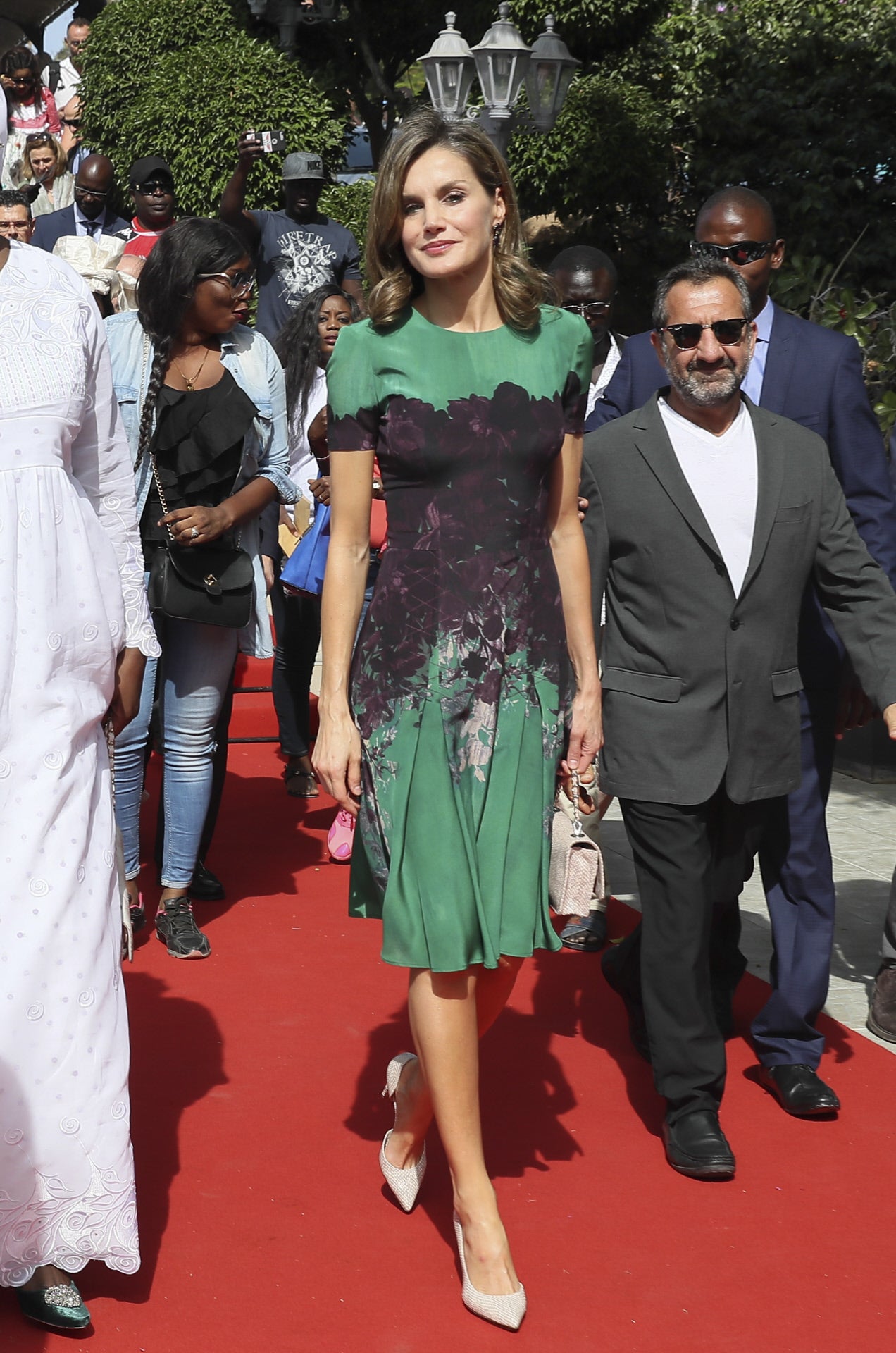 En la maleta de su viaje de cooperación a Senegal en 2017 la Reina también incluyó este vestido de Carolina Herrera que había estreando meses antes en Japón y que, en su momento, generó mucho debate en redes sociales. 