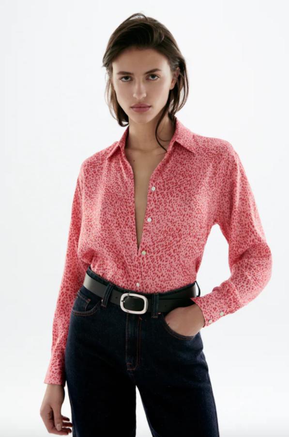 Estampado animal minimalista para esta camisa rosa con print en rojo o en azul con print en negro. Confeccionada en tejido semitransparente, con cuello de solapa y mangas largas acabadas en puño, tiene cierre frontal de botones y cuesta 19,95 euros. 