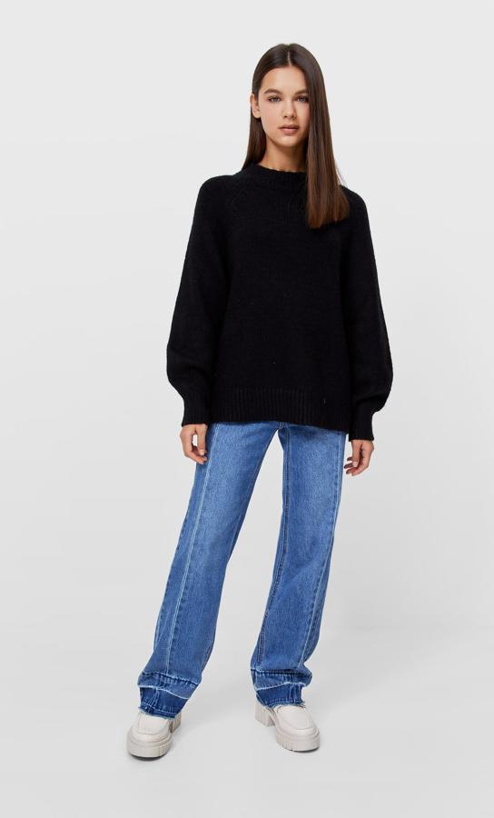 enfeltrado de Stradivarius disponible en gris, beige y negro que cuesta 19,99 euros y podemos encontrar entre las tallas XS y XL. 