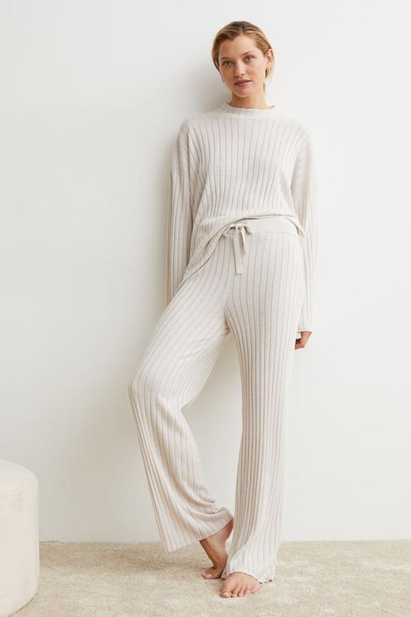 Disponible en seis colores, entre ellos el beige grisáceo, el negro o el gris oscuro jaspeado, estos pantalones de punto de canalé suace de H&M son de talle alto con cintura elástica y perneras amplias rectas con ribete de canalé en los bajos. Cuesta 24,99 euros y está disponible entre las tallas XS y XL. 