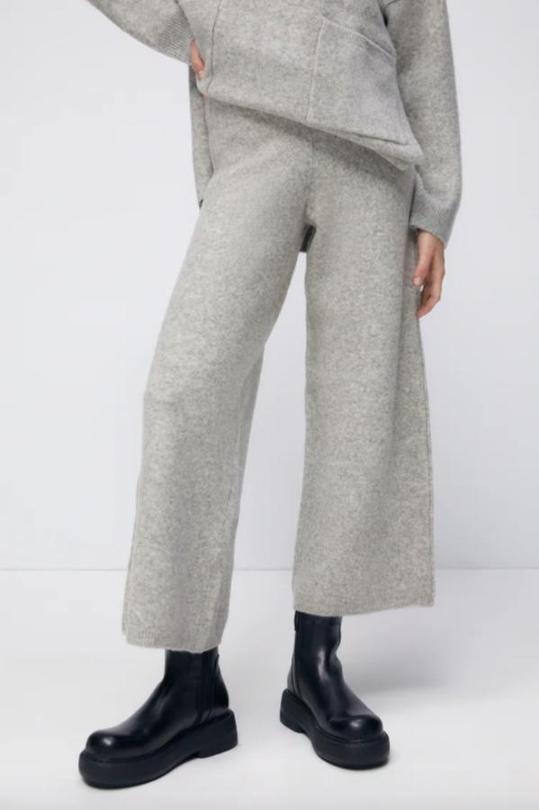 En color gris, con tiro alto y cintura elástica, estos pantalones de punto de Zara con pernera ancha tienen un precio de 29,95 euros y están disponibles en las tallas S y M. 