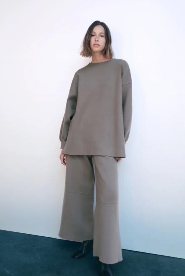 Con detalle de acabados sin costuras, este pantalón de diseño oversize en punto de Zara, con cintura alta elástica y perneras anchas viene con bolsillos laterales y podemos encontrarlo en las tallas XS-S y M-L por 39,95 euros.