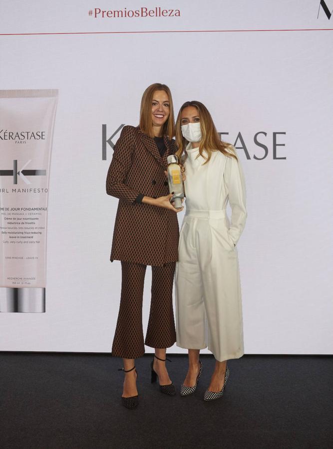 Curl Manifesto Crème de Jour Fondamentale de Kérastase se ha alzado con el premio en esta categoría. Ha recogido el premio Macarena Berenguer, Marketing Manager de Kérastase, entregado por Amaia Campos, directora de Publicidad de CM Vocento.