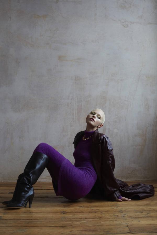 La iluminación de las zonas estratégicas del rostro adquiere su máxima expresión esta temporada. Fórmulas como Teint Idole Ultra Wear Stick Highlighter, de Lancôme, dan un upgrade a la piel. Gabardina de piel y conjunto de punto, todo de Kenzo; botas de Fendi; y collar y pendientes de Tilly Sveaas.