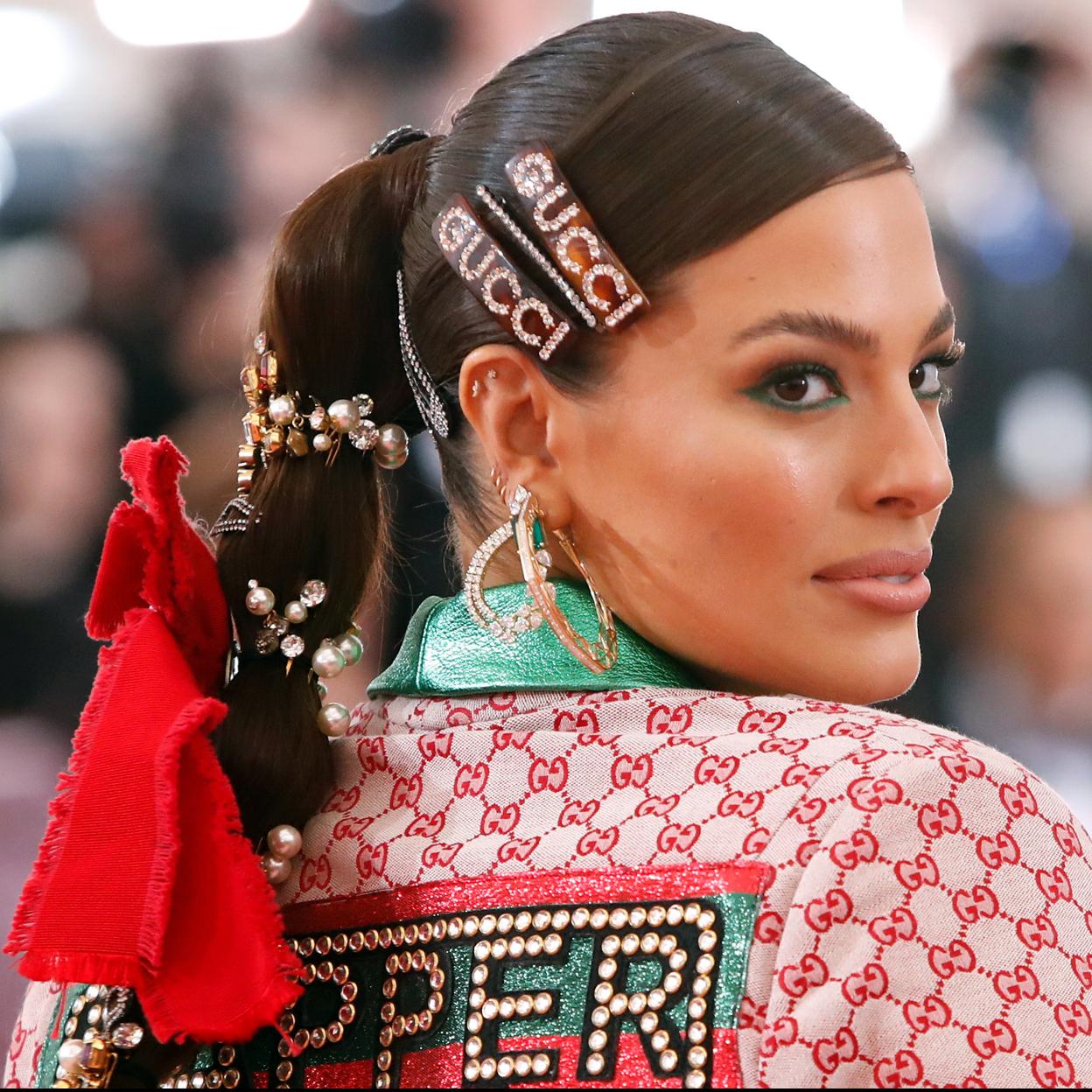 Pincha en la imagen para ver el peinado más favorecedor y fresco que tiene mil versiones, a cada cuál mejor.