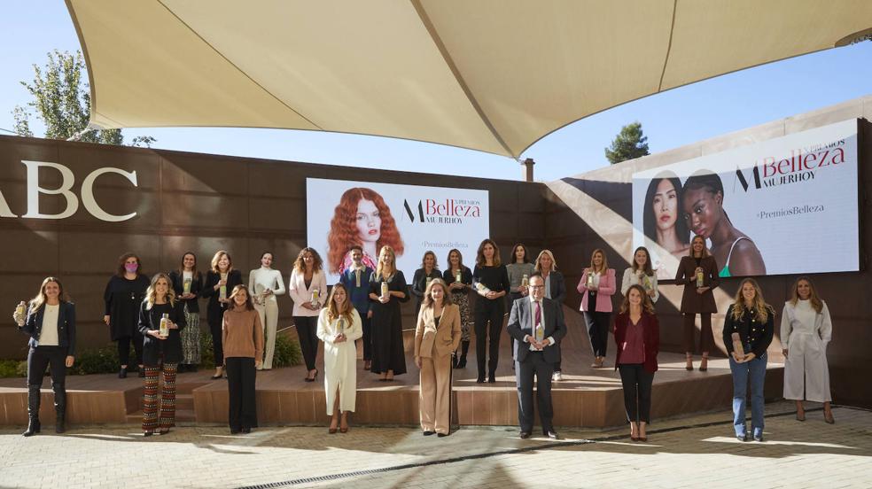 Foto de familia de los ganadores de los X Premios Belleza Mujerhoy.