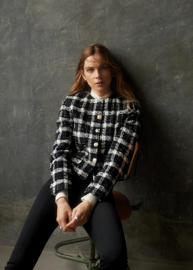 Las chaquetas de tweed se han convertido en la prenda inesperada para las noches de fiesta. Una prenda versátil que también se adapta al día a día en looks más formales. Chaqueta corta con botones joya de Mango (59,99 euros). 