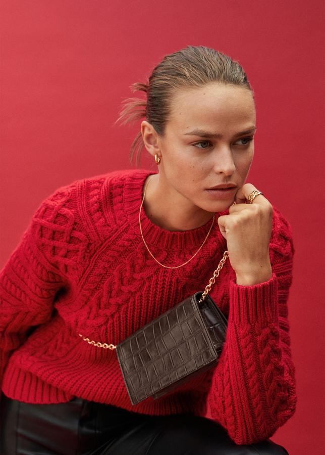 Los días grises piden a gritos un jersey a todo color. Y el rojo es uno de esos tonos que no fallan. Jersey de punto con ochos de Mango (39,99 euros). 