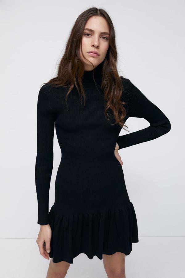 El famoso LBD,  little black dress , no puede faltar en ningún armario. Si eres friolera este diseño de cuello alto te va a encantar. Mini vestido de Zara (25,99 euros). 