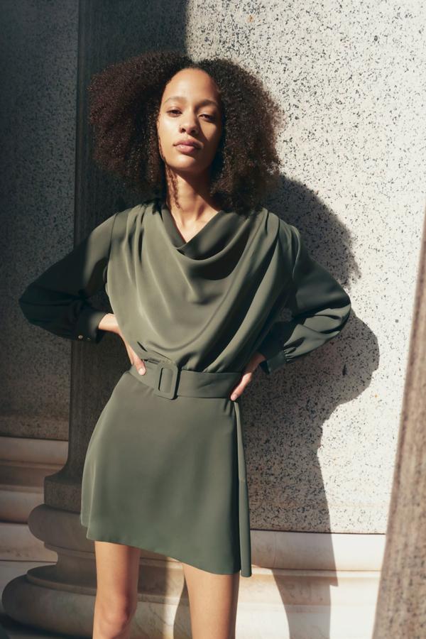 Un mini vestido neutro pero que se sale de los clásicos colores como el negro y el blanco. Un color especial, entre verde y gris, que combinará aboslutamente con todo tu armario. Mini vestido con cinturón de Zara (29,99 euros). 