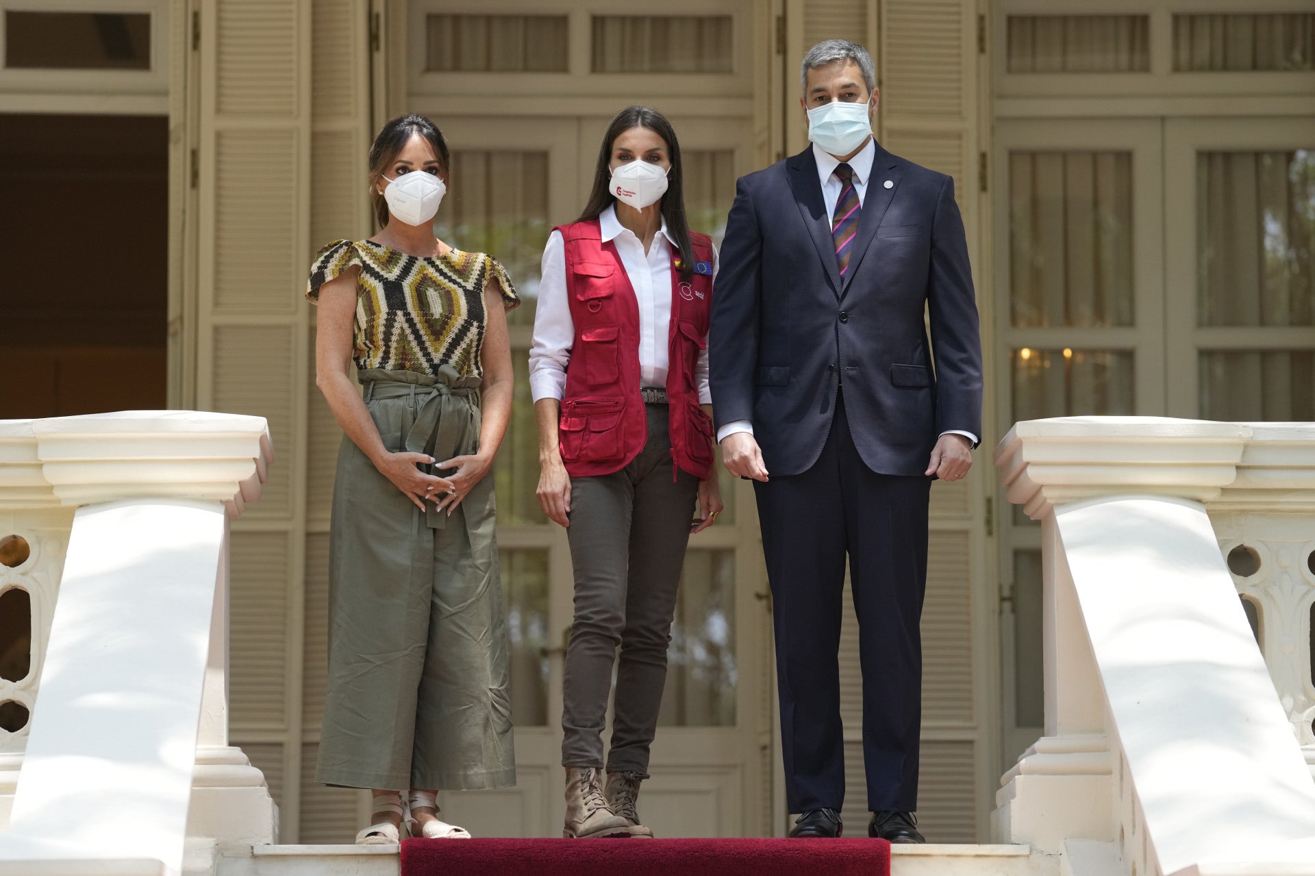 El acto más formal de la agenda de la Reina en Paraguay incluía un almuerzo con el presidente del país, Mario Abdo Benítez, y la Primera Dama. Y en esta ocasión doña Letizia ha mantenido su uniforme de cooperante, con su ya característico chaleco rojo de la AECID (hecho en Paraguay, por cierto). Y su apuesta estilística no ha sentado nada bien en el país, donde se esperaba algo más de glamour regio. Una diputada del Partido Liberal Radical Auténtico, aunque alabó su sencillez, encendió la llama en el Parlamento: "que no crea esta periodista devenida en reina que nos morimos por su saludo, quizás necesitemos su dinero, pero, señora Letizia, merecíamos uno de los vestiditos que usted tiene en su closet, no el chaleco que usaban su guardia y su secretaria". 