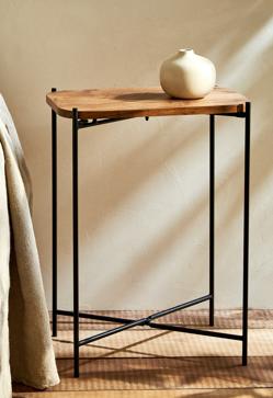 Imagen secundaria 2 - La mesa auxiliar con puerta de la imagen grande cuesta 129 euros en Zara Home; la mesa auxiliar en forma de cubo en madera de pino cuesta 79.99 euros; y la mesa de acero negro con bandeja de madera cuesta 59.99 euros.