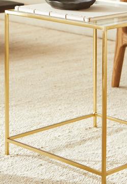 Imagen secundaria 2 - El conjunto de dos mesas nido en dorado y mármol cuesta 199 euros en Zara Home; la mesa auxiliar en cobre y mármol cuesta 79.99 euros; lo mismo que la mesa cuadrada en dorado y cristal.