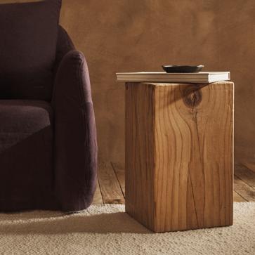 Imagen secundaria 1 - La mesa auxiliar con puerta de la imagen grande cuesta 129 euros en Zara Home; la mesa auxiliar en forma de cubo en madera de pino cuesta 79.99 euros; y la mesa de acero negro con bandeja de madera cuesta 59.99 euros.