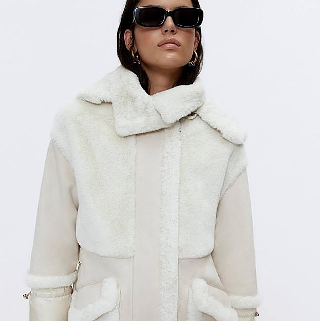 Imagen principal - El abrigo definitivo de este otoño-invierno es una parka camel acolchada con pelo super sofisticada