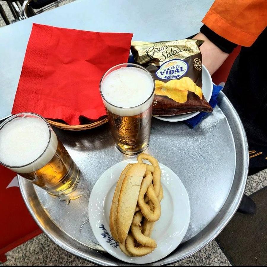 Puede que en la capital no tengamos mar, pero siempre se ha dicho que aquí se encuentra el mejor pescado y marisco de España. Quizá por eso una de las comidas típicas de Madrid sea el bocadillo de calamares. En concreto, el de El Brillante (plaza del Emperador Carlos V, 8).