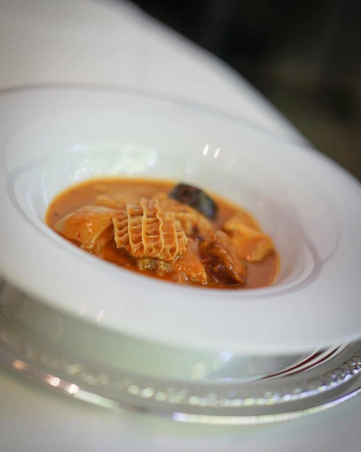 Puede que de primeras, si no eres de ‘Madrí’ (sin d ni z final), te cueste asimilar un plato de casquería tan contundente como los callos a la madrileña; pero al menos una vez en la vida todo el mundo debería probar los callos de Zalacaín (calle Álvarez de Baena, 4), plato ganador del concurso Nacional de Callos.