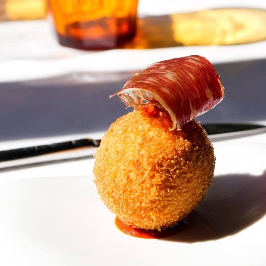 Y claro, de las croquetas de toro, a las de buey que preparan en Rocacho (calle de Padre Damián, 38).