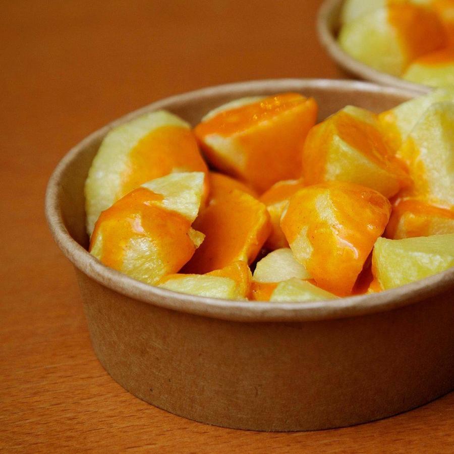 Madrid es picante, pero en su justa medida, como la salsa brava que tienen patentada desde los años 60 en Las Bravas (calle de Alvárez Gato, 3; y pasaje de Matheu, 5) y que sirve para darle un toque único a sus famosísimas patatas bravas, pero también a la oreja a la plancha o a su tortilla de patata.