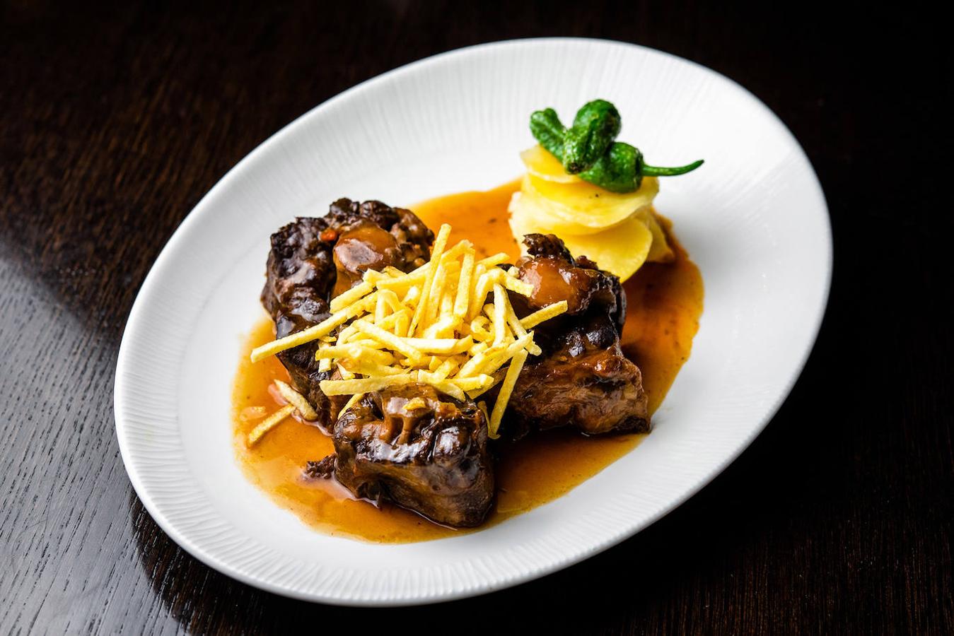 Más allá de las discusiones entre taurinos y antitaurinos, si hay una comida típica de Madrid, esa es el rabo de toro. ¿Dónde comerlo? En Los Galayos (calle Botoneras, 5).