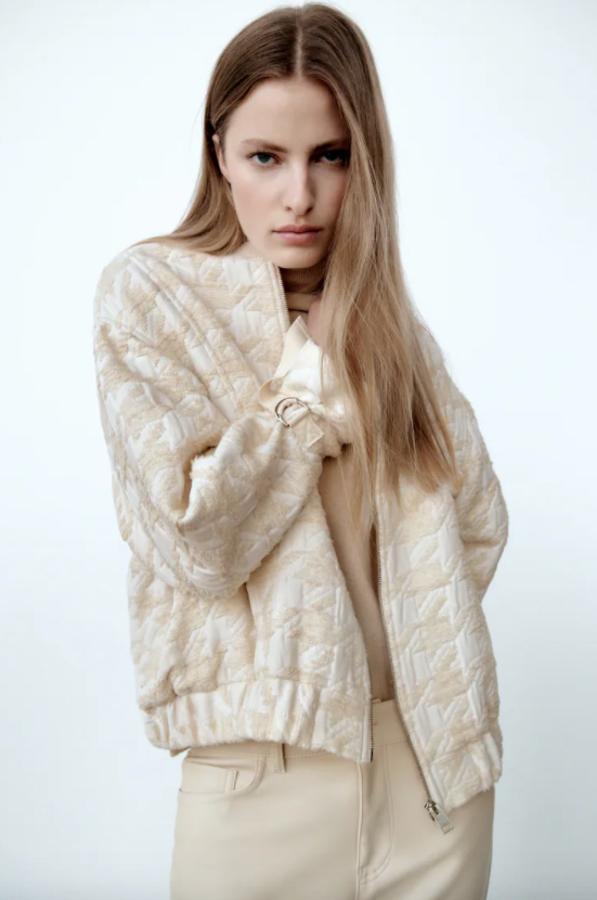 En color arena y diseño patchwork, esta cazadora bomber de Zara con cuello subido, mangas largas con trabilla ajustable y bajo acabado en elástico tiene cierre frontal de cremallera y podemos encontrarla en las tallas XS-S y M-L. Cuesta 59,95 euros. 