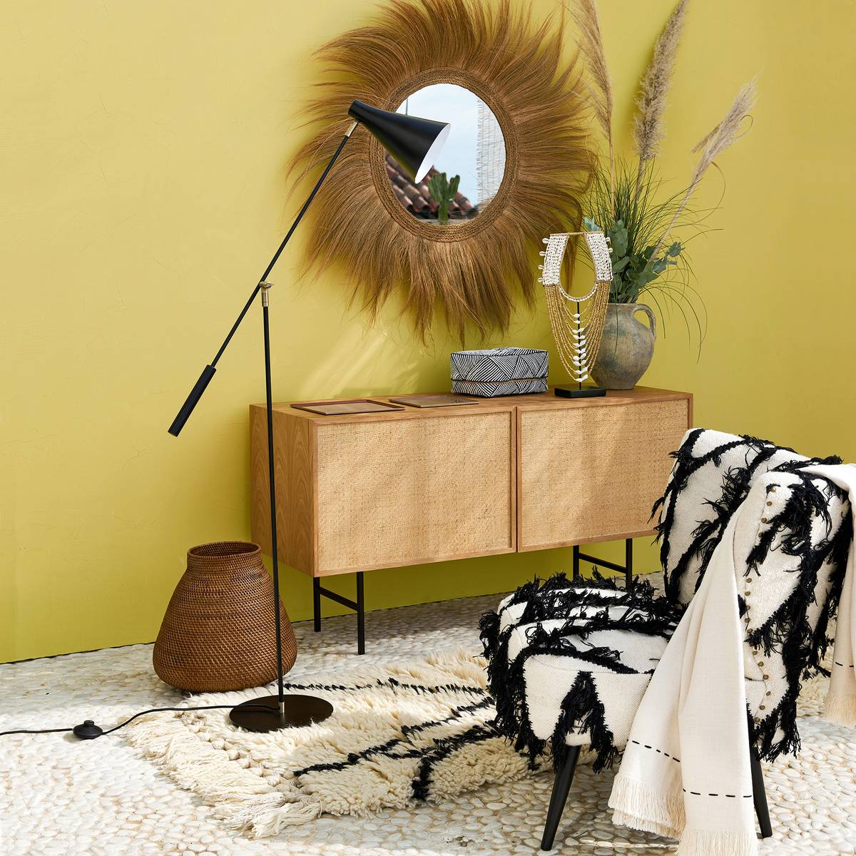 Original y perfecto para poner un toque étnico a tu hogar, este espejo artesanal de fibra trenzada cuesta 180 euros en La Redoute Interieurs.